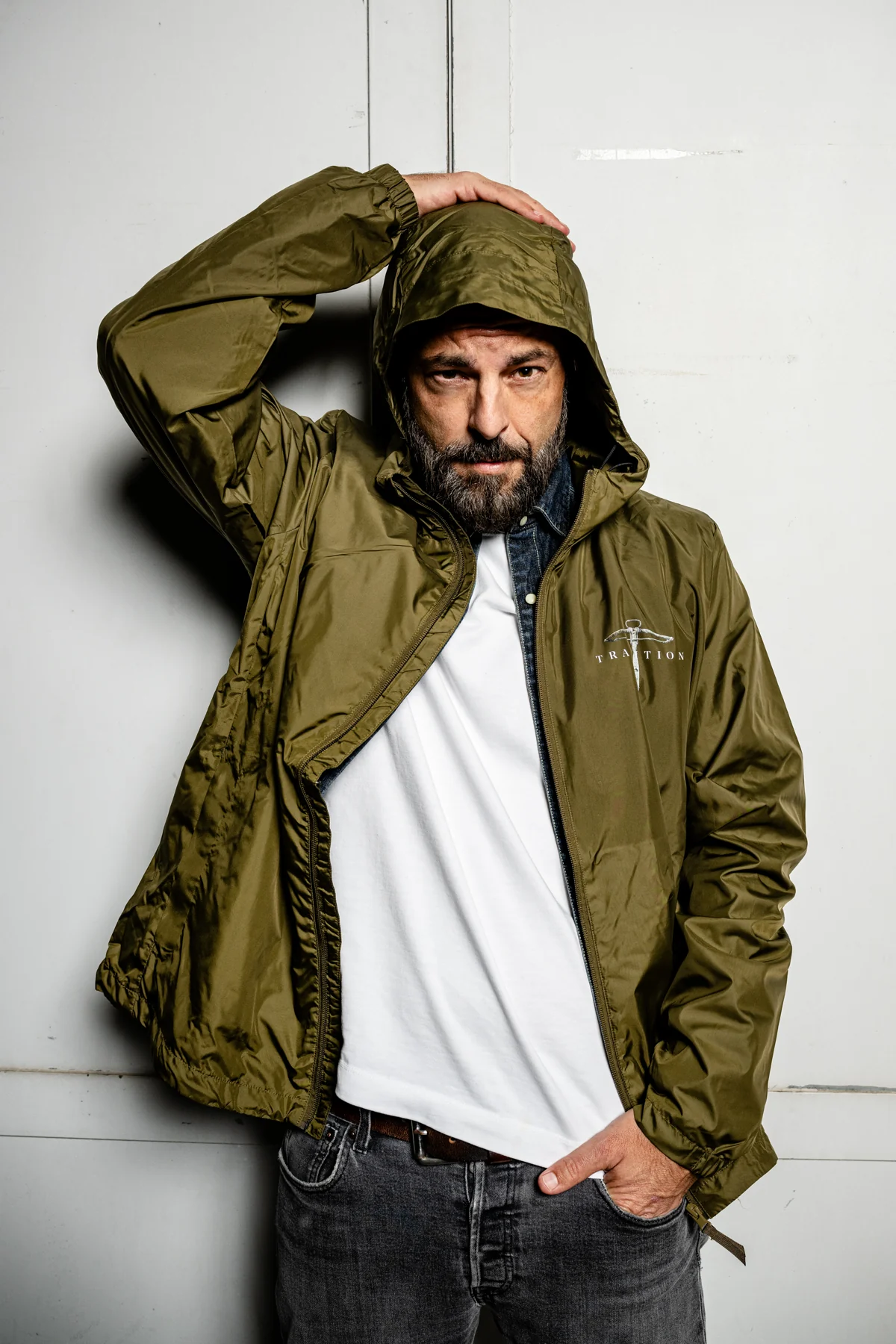 Bligg in der olivgrünen Jacke